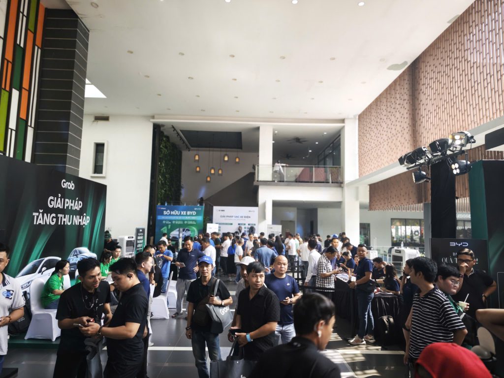 Ngày Hội 102 - Sảnh đông khách hàng tham gia