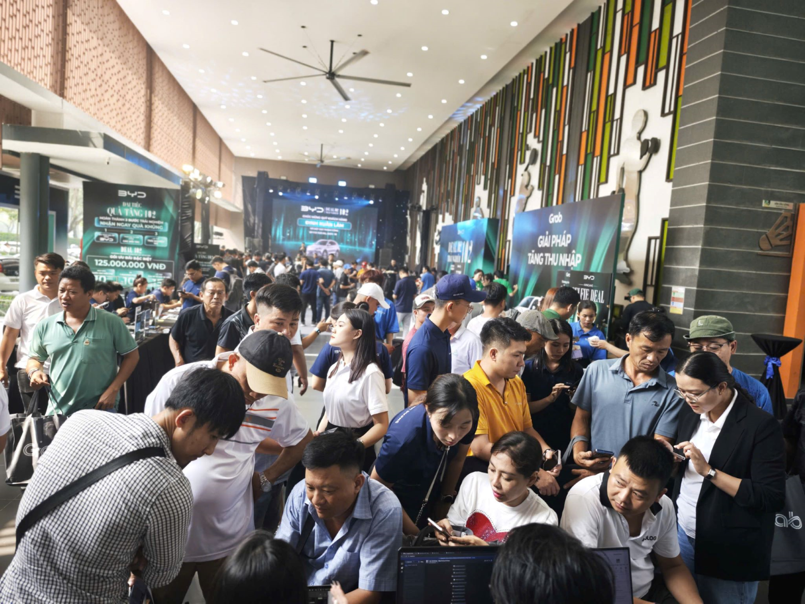 có nên mua xe điện chạy dịch vụ